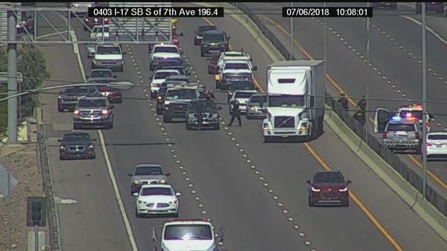 Man with knife runs from officers across Phoenix freeway