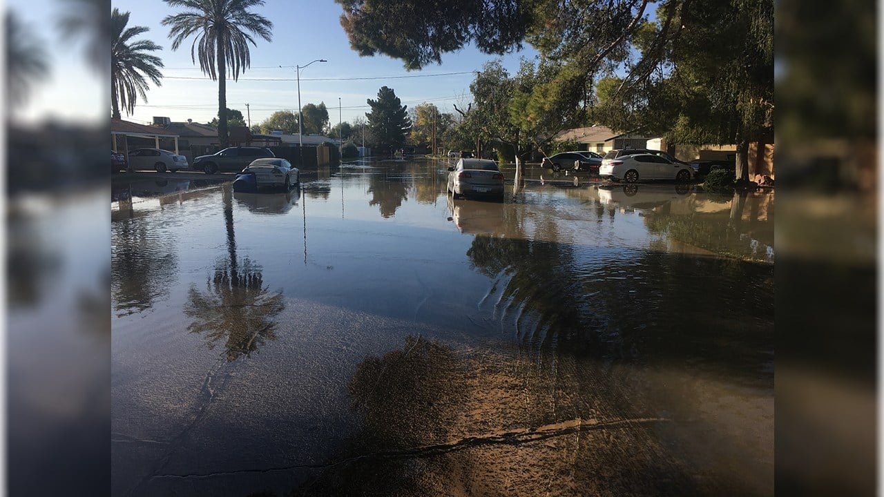 Water main break floods Mesa neighborhood - Arizona's Family